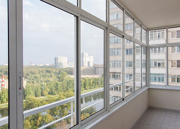 Остекление балкона алюминиевыми окнами в Москве