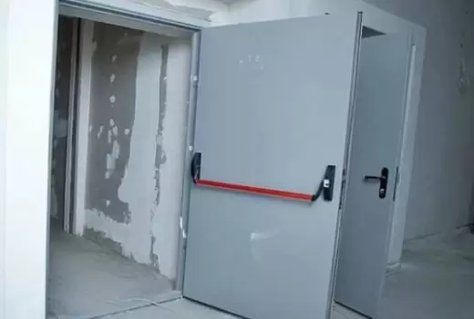 Противопожарная дверь на чердаке дома