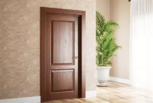 Деревянная дверь в квартиру