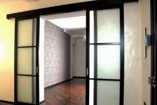 Параллельно-раздвижная дверь в квартире