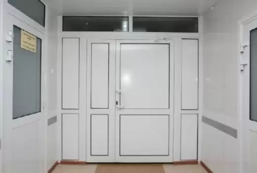 Входная пластиковая дверь в офис