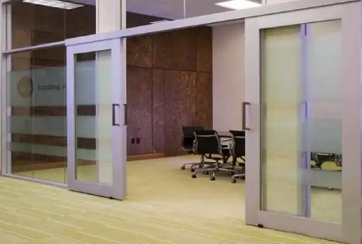 Параллельно-раздвижные двери в офис
