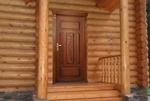 Деревянная дверь в коттедже