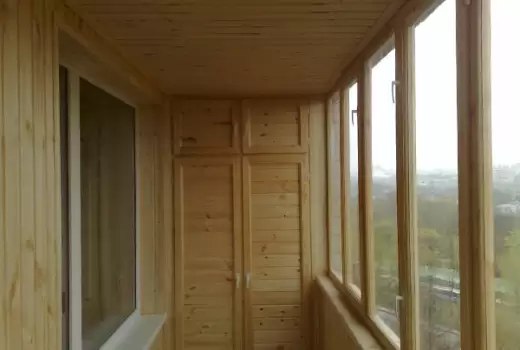 Остекление балкона деревянным профилем