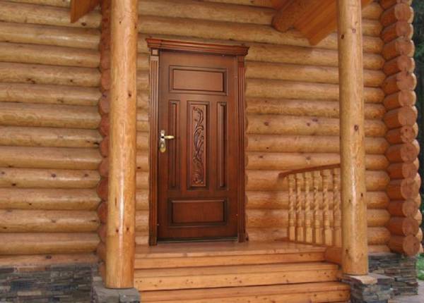 Деревянная дверь в коттедже в Москве