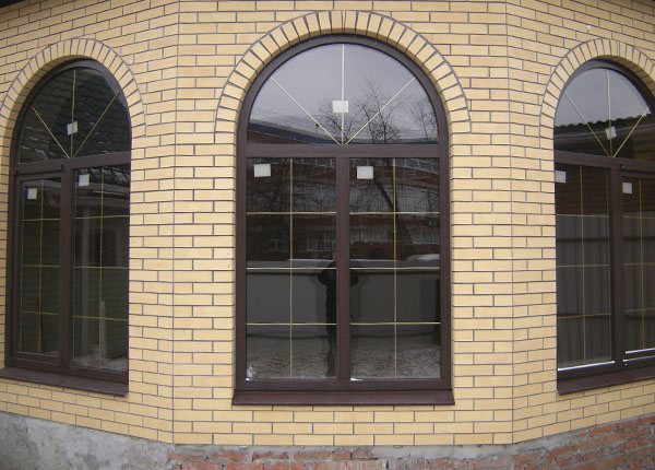 Остекление дачи арочными окнами в Москве