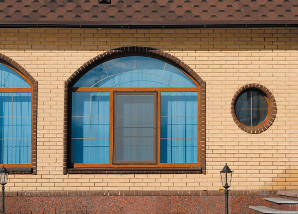 Остекление коттеджа деревянными арочными окнами в Москве